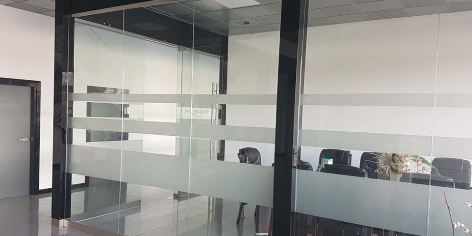 Ścianki szklane i zabudowy ze szkła na wymiar | ZPU Glass