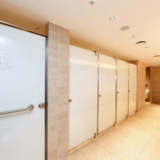 Cabines sanitaires au Louvre - " Aire d'accueil des groupes "